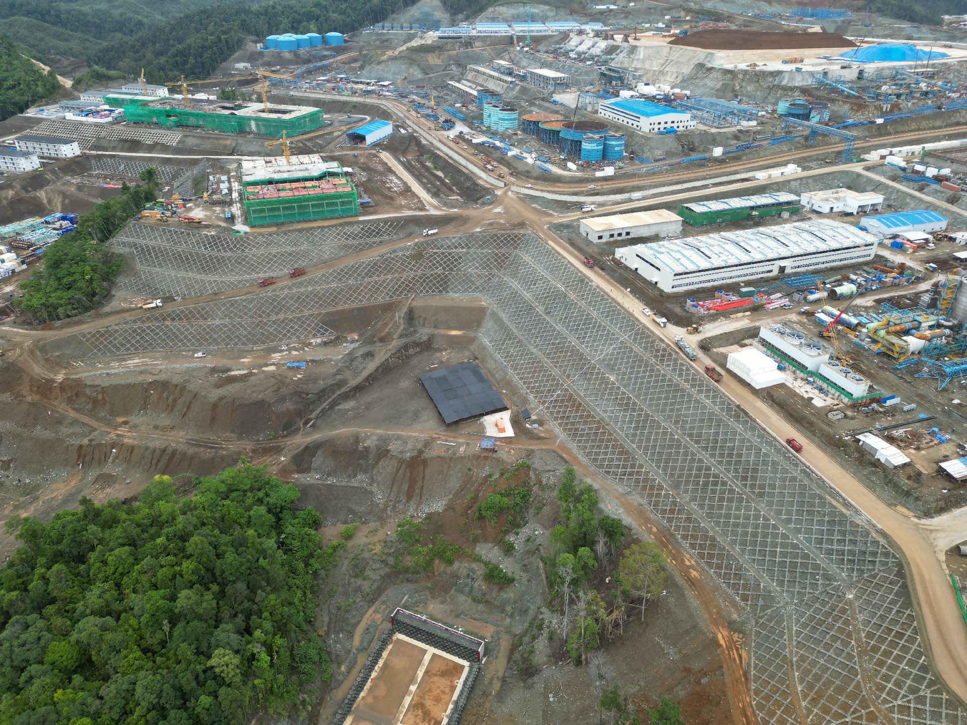 42.1印度尼西亞華飛鎳鈷12萬噸濕法冶煉項(xiàng)目邊坡防護(hù)工程.JPG